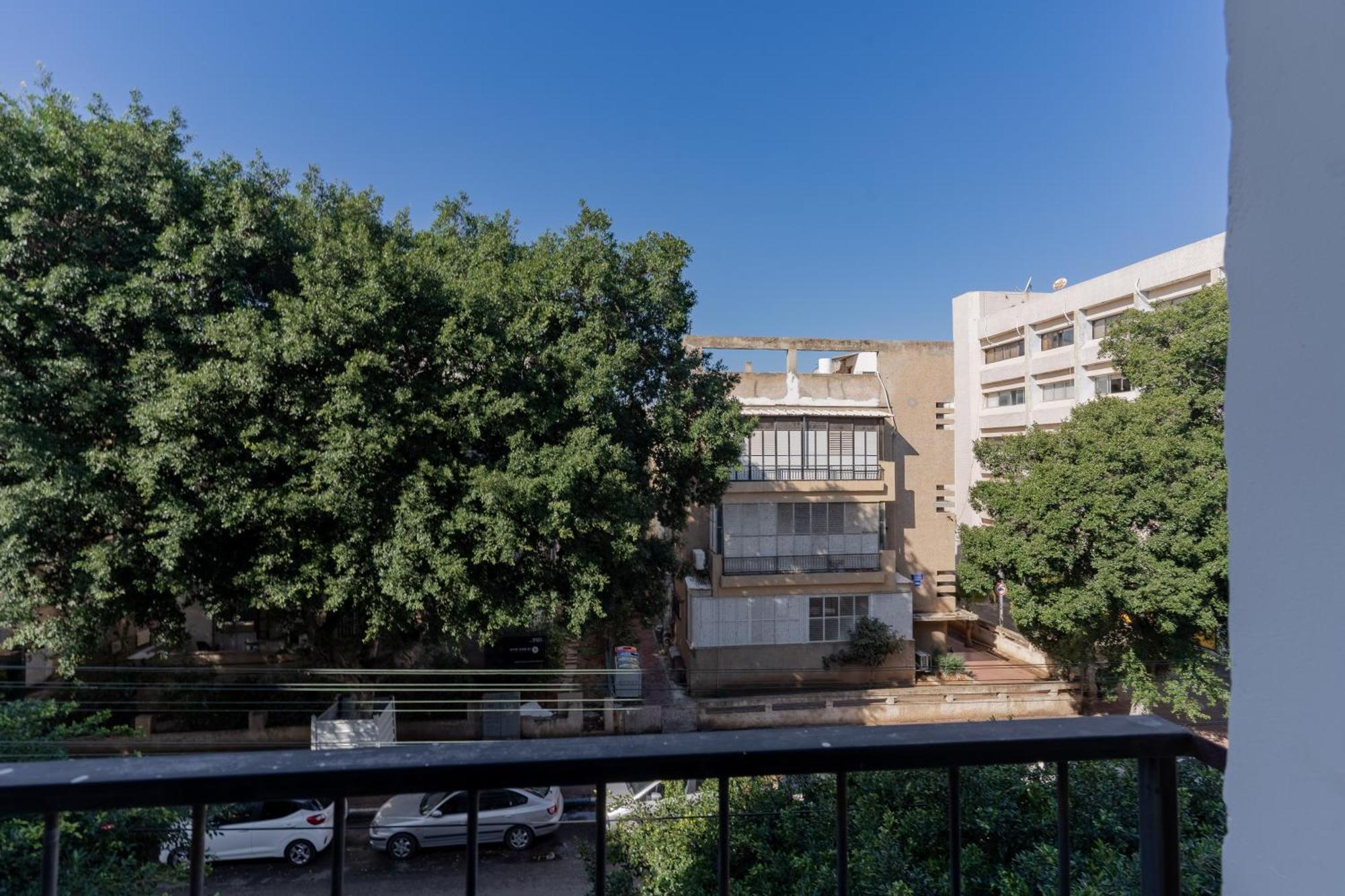 Blueground At Old North, Renovated, Balcony * Tel Aviv