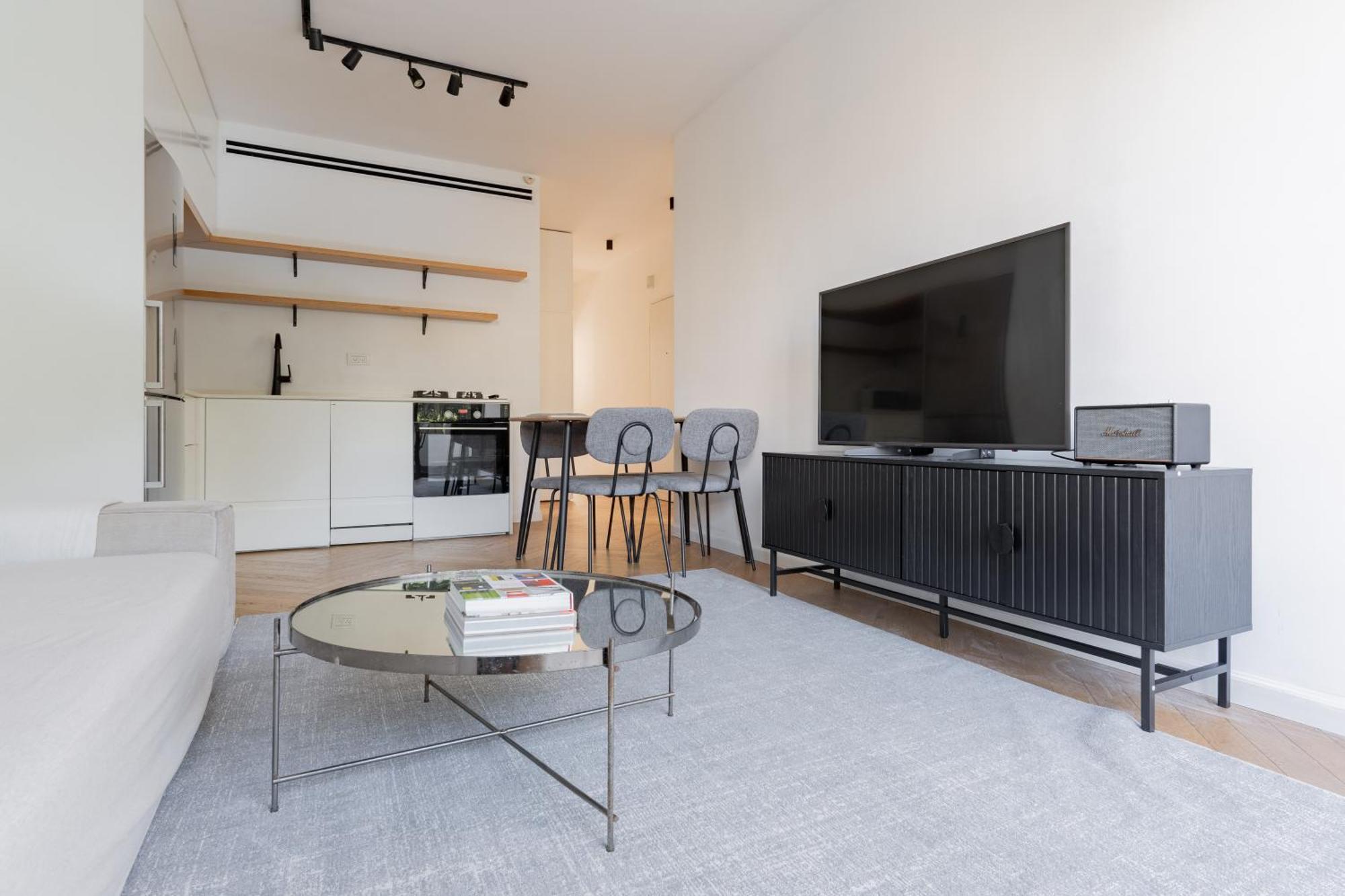 Blueground At Old North, Renovated, Balcony Apartment